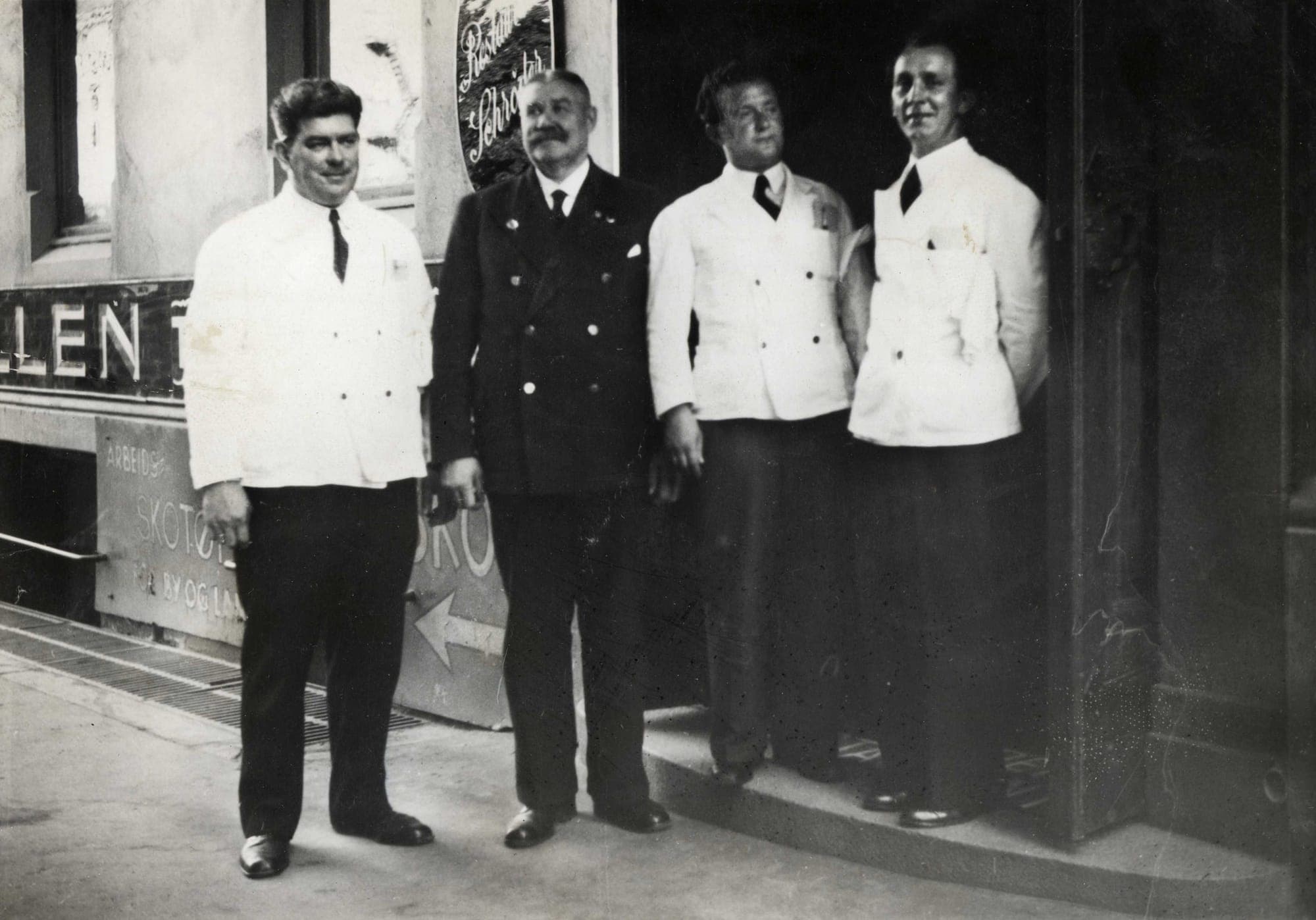 Archival photo of four waiters outside Restaurant Schrøder's door