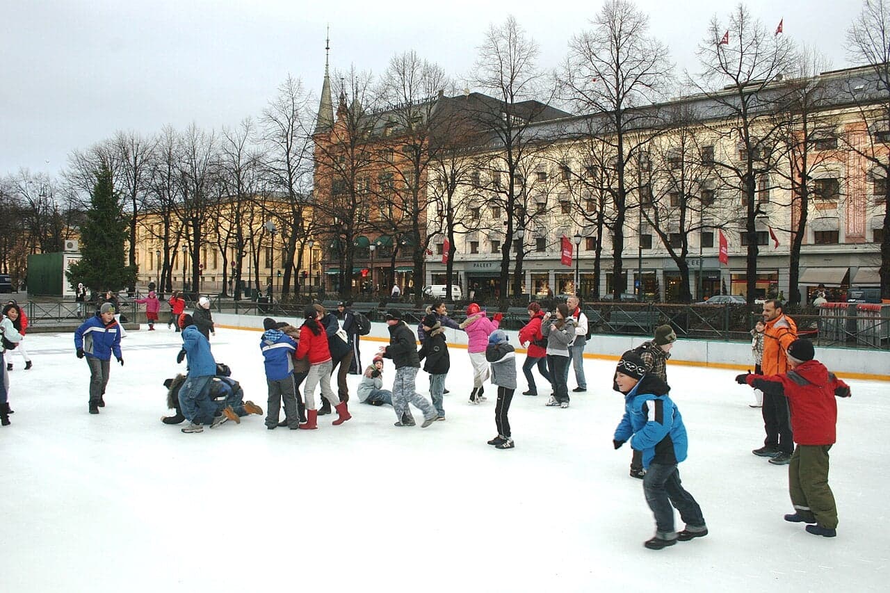 Winter skating at Spikersuppa, with Karl Johans gate in the background