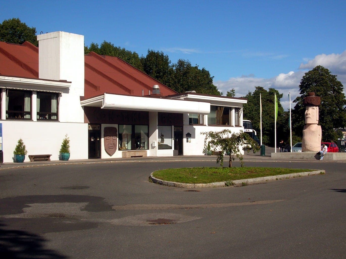 Kon-Tiki Museum forecourt with its moai statue by the entrance