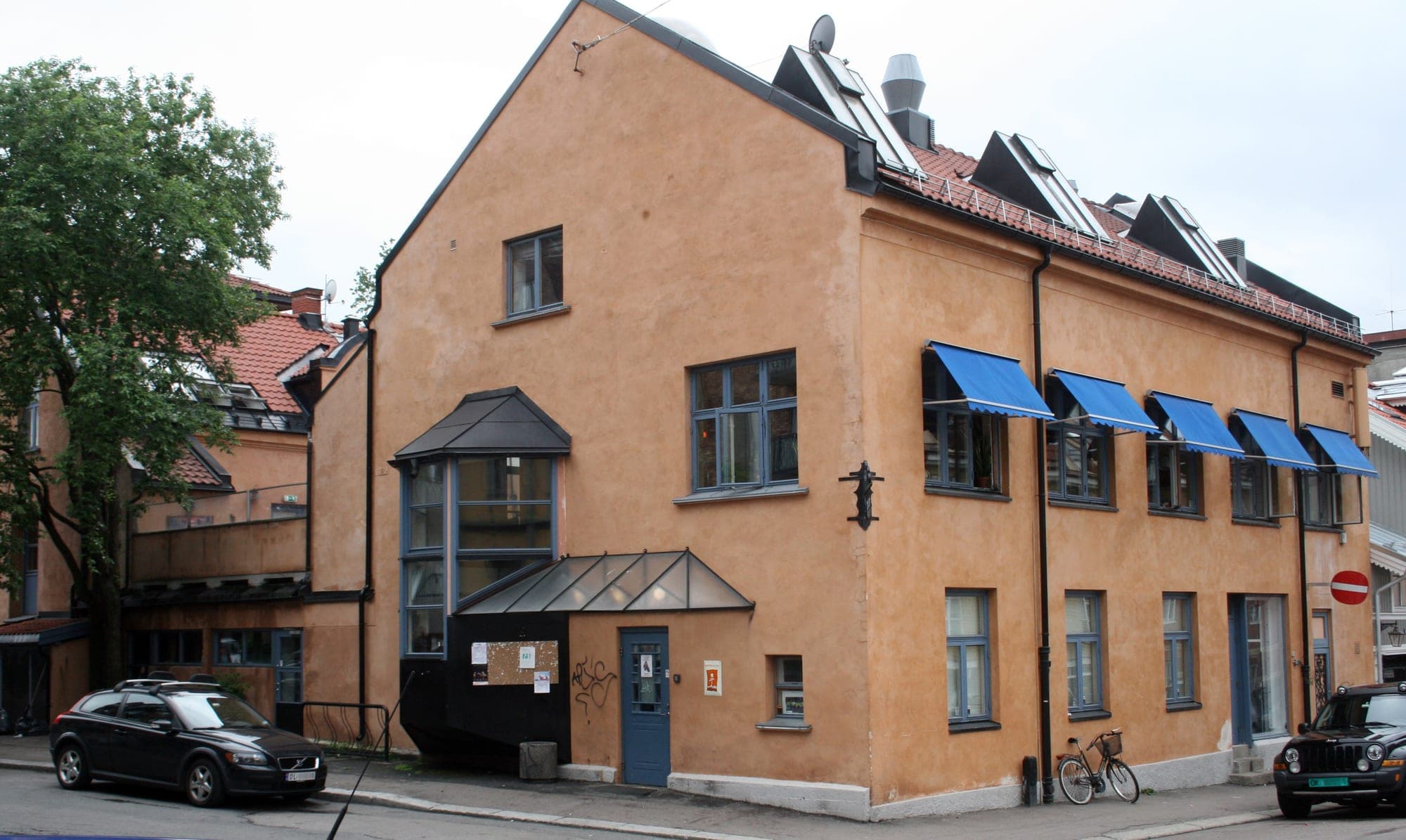 Kampen Bistro's ochre corner building with blue window awnings